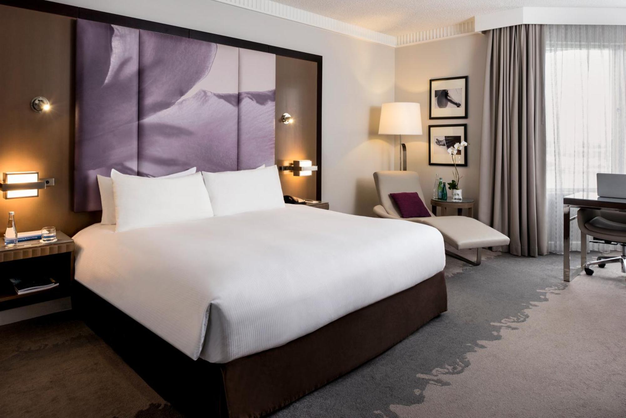 Luxury King Room with Roll-In Shower and Bath Tub - Mobility Accessible