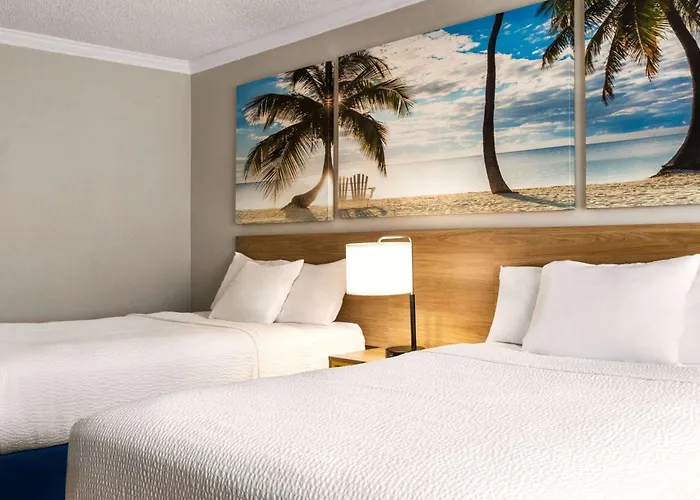 Hotel with pool: Days Inn By Wyndham Miami Airport North