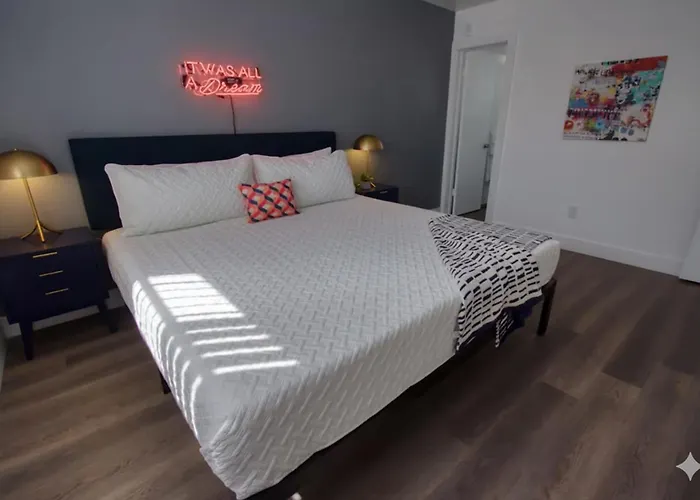 All Vacation Rentals 23 Palms Suites - Midtown Wynwood